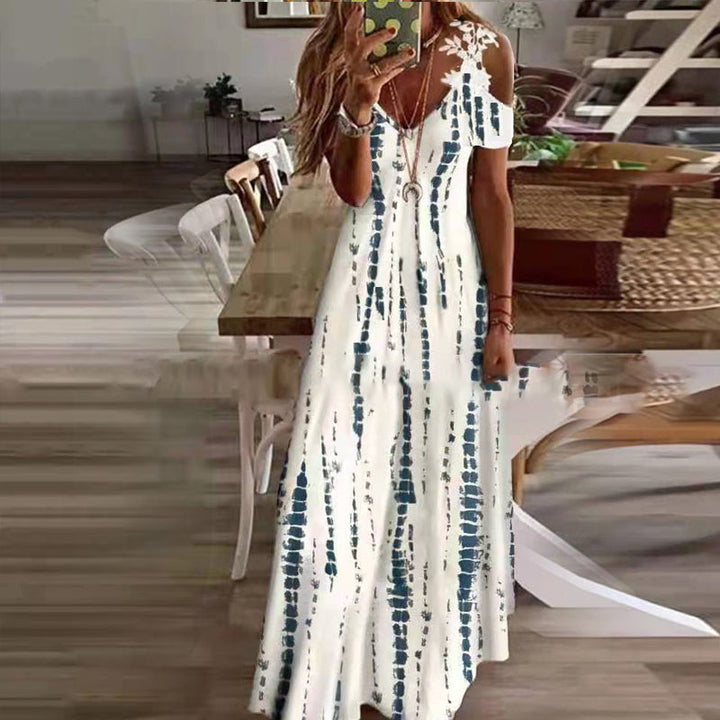"Sommarklänning för damer, kortärmad med spetsdetaljer, blommigt mönster, maxilängd, feminin och elegant stil."