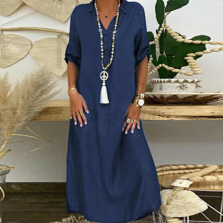 Sommarklänning för kvinnor i denim med V-ringning, kort ärm och rak passform. Perfekt för både vardag och fest.