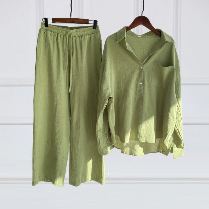 Sommarkostym för dam i vintage stil, bomull och linne. Avslappnad passform, V-ringad, långärmad, neutral färg.