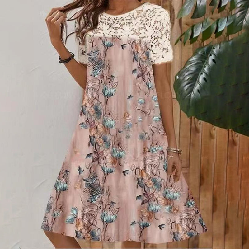 "Sommarlång klänning med spets, framifrån, för kvinnor. Elegant, feminin silhuett med blommigt mönster och rund hals."