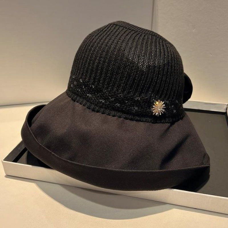 "Sommarmodesolhatt med bredt brätte, gul, UV-skydd, damaccessoarer, elegant, skyddar ansikte mot solen, bärbar design."
