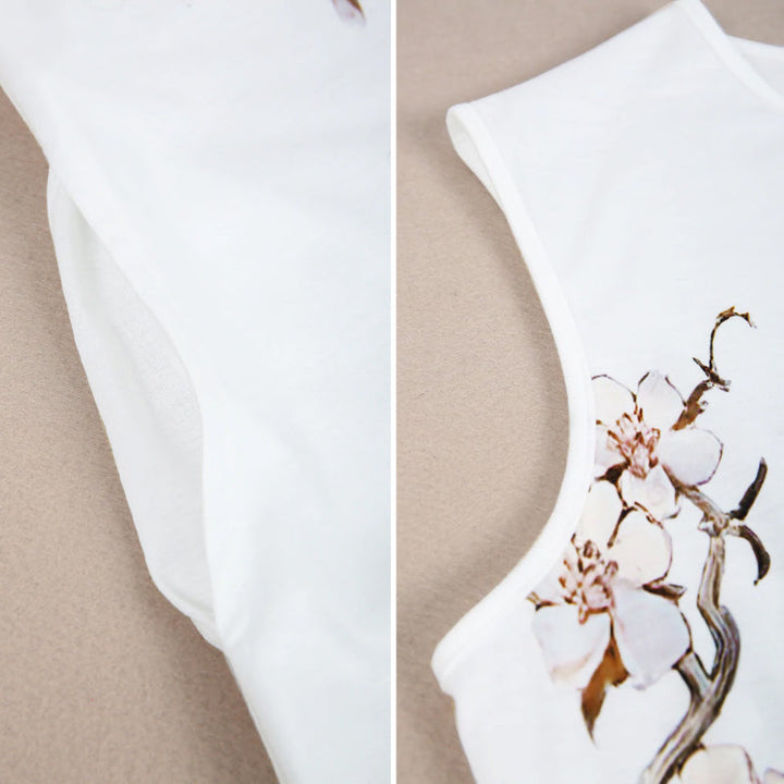 "Somrig ärmlös A-line klänning med rund hals och blommigt tryck, perfekt för eleganta evenemang i varmt väder."