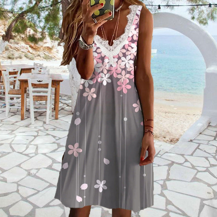"Somrig ärmlös V-ringad damklänning med blommigt och randigt mönster, spetsdetaljer för elegant stil."