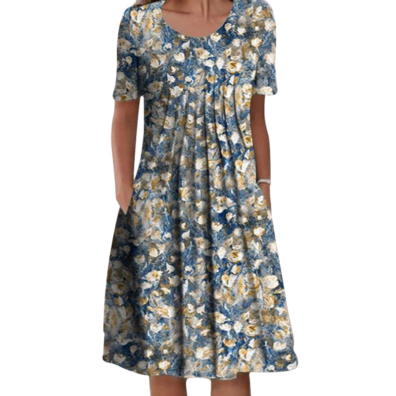 "Somrig blommig damklänning med korta ärmar, rund hals och feminin look, perfekt för avslappnade sommaräventyr."