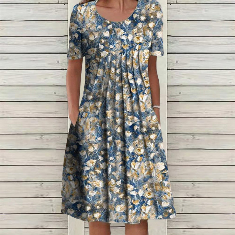 "Somrig blommig damklänning med korta ärmar, rund hals och feminin look, perfekt för avslappnade sommaräventyr."