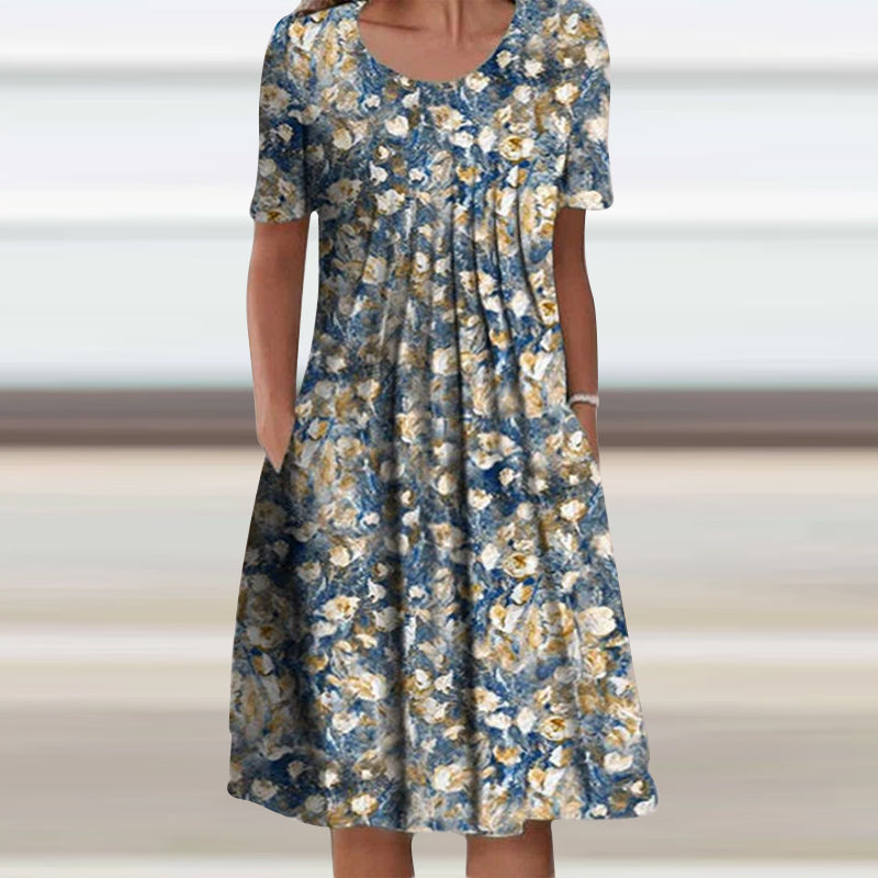 "Somrig blommig damklänning med korta ärmar, rund hals och feminin look, perfekt för avslappnade sommaräventyr."