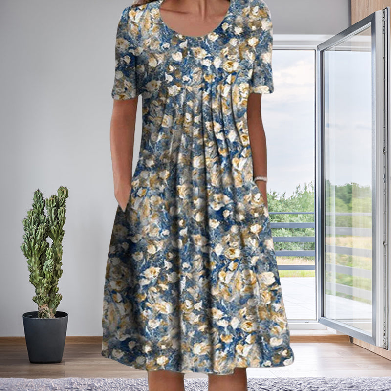 "Somrig blommig damklänning med korta ärmar, rund hals och feminin look, perfekt för avslappnade sommaräventyr."