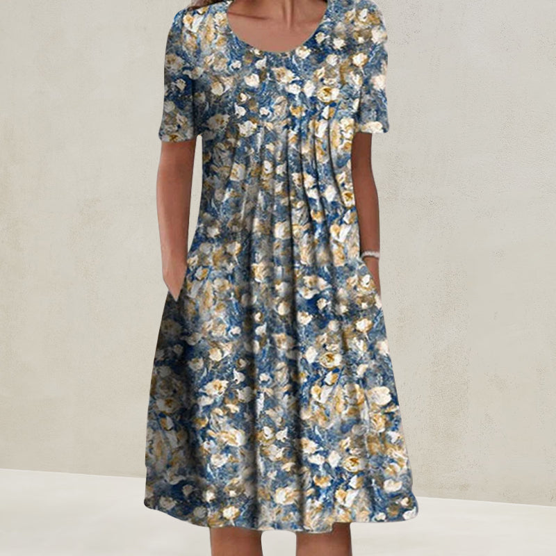 "Somrig blommig damklänning med korta ärmar, rund hals och feminin look, perfekt för avslappnade sommaräventyr."