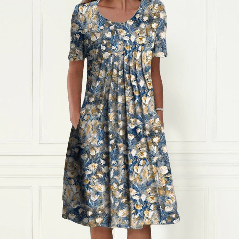 "Somrig blommig damklänning med korta ärmar, rund hals och feminin look, perfekt för avslappnade sommaräventyr."