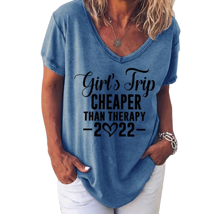 "Somrig damt-shirt med V-ringning, korta ärmar och subtilt engelskt tryck i mjukt, stretchigt polyestertyg."