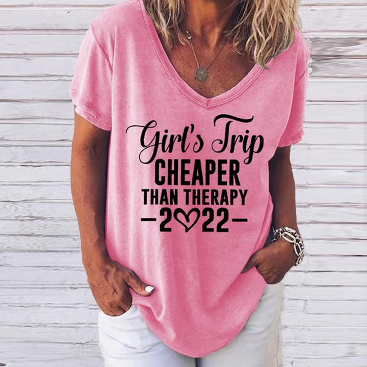 "Somrig damt-shirt med V-ringning, korta ärmar och subtilt engelskt tryck i mjukt, stretchigt polyestertyg."