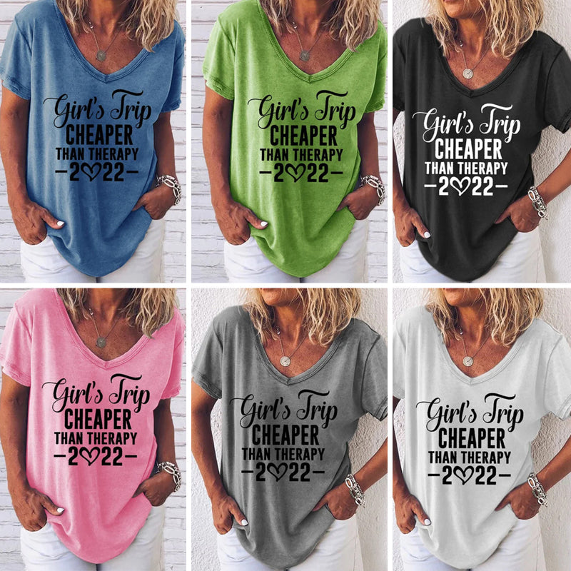 "Somrig damt-shirt med V-ringning, korta ärmar och subtilt engelskt tryck i mjukt, stretchigt polyestertyg."