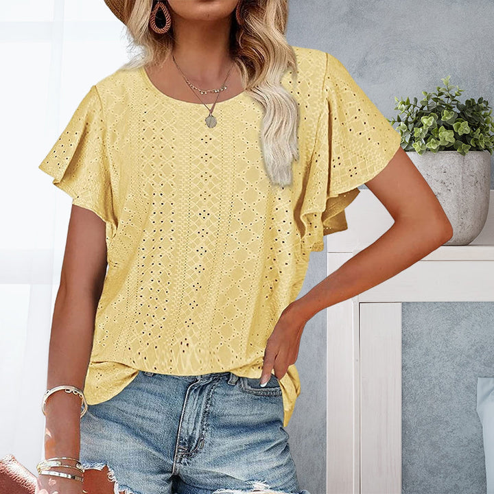 "Somrig kvinnlig t-shirt med volangärmar i ihåligt tyg, framifrån. Perfekt för soliga dagar, chic och avslappnad stil."