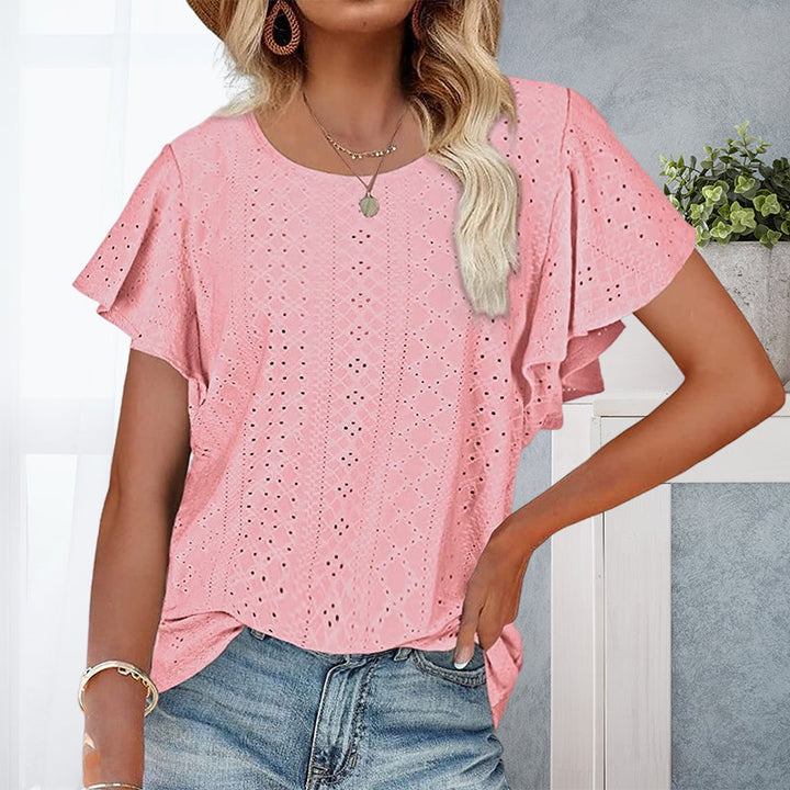 "Somrig kvinnlig t-shirt med volangärmar i ihåligt tyg, framifrån. Perfekt för soliga dagar, chic och avslappnad stil."