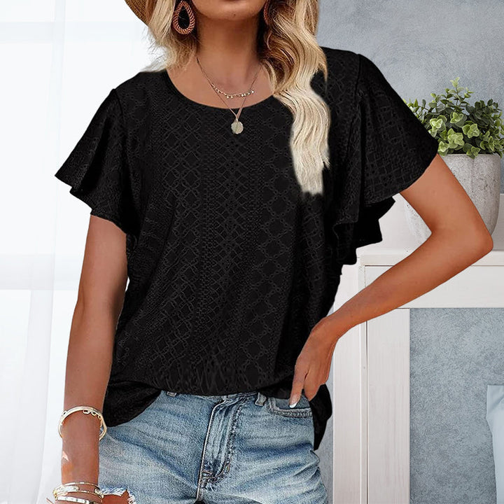 "Somrig kvinnlig t-shirt med volangärmar i ihåligt tyg, framifrån. Perfekt för soliga dagar, chic och avslappnad stil."