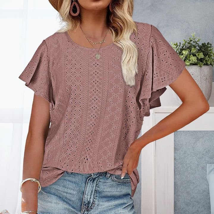 "Somrig kvinnlig t-shirt med volangärmar i ihåligt tyg, framifrån. Perfekt för soliga dagar, chic och avslappnad stil."