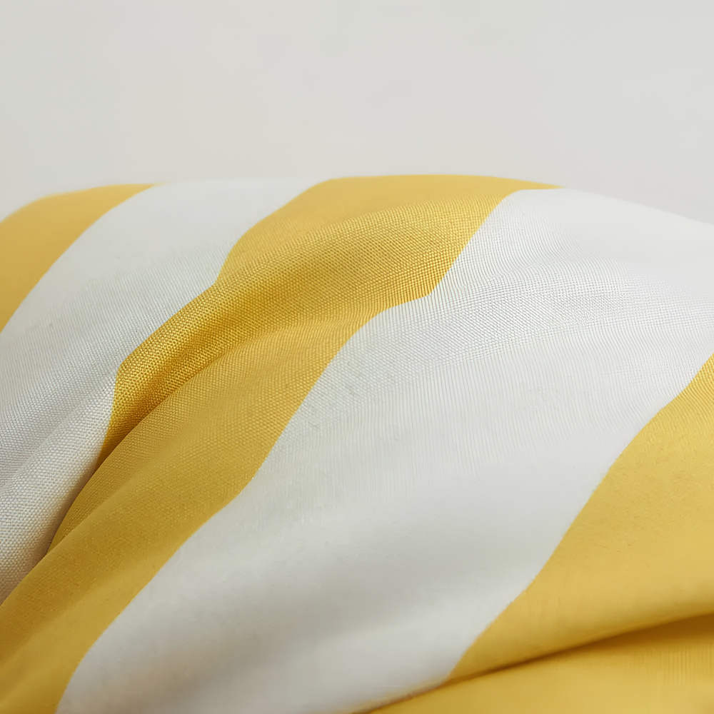 Vattenavvisande randigt kuddfodral i tålig polyester. Idealisk som dekoration för trädgård & balkong.