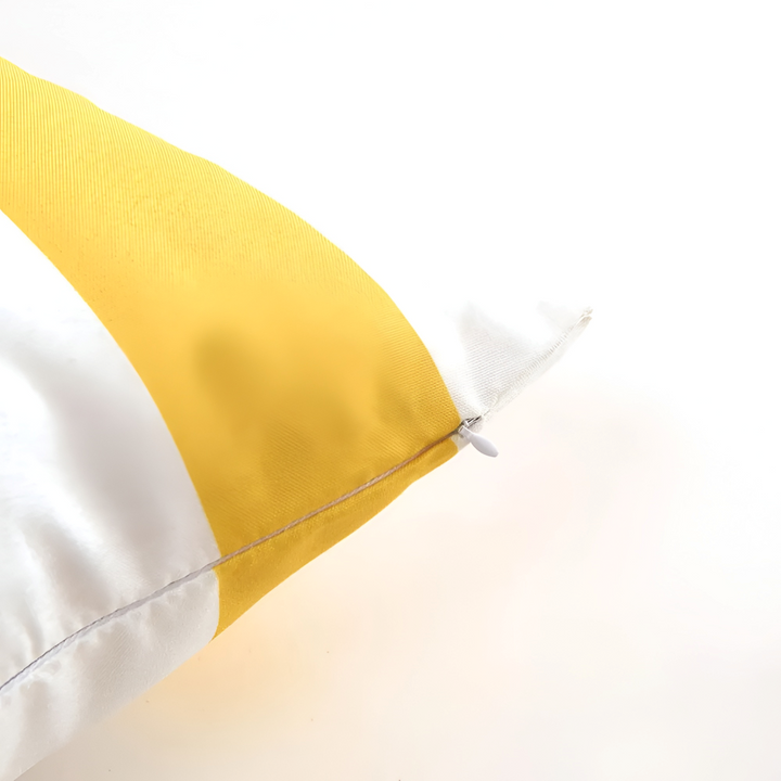 Dekorativt randigt utomhuskuddfodral i polyester. Vattenavvisande och väderbeständigt för trädgårdsmöbler.