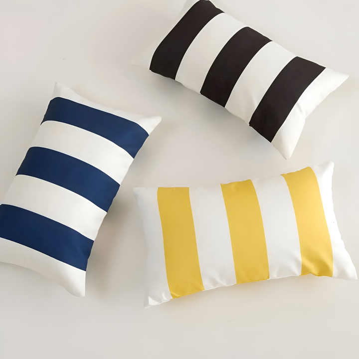 Tåligt randigt kuddfodral i polyester, designat för utomhusbruk. Vattenavvisande och UV-beständigt.