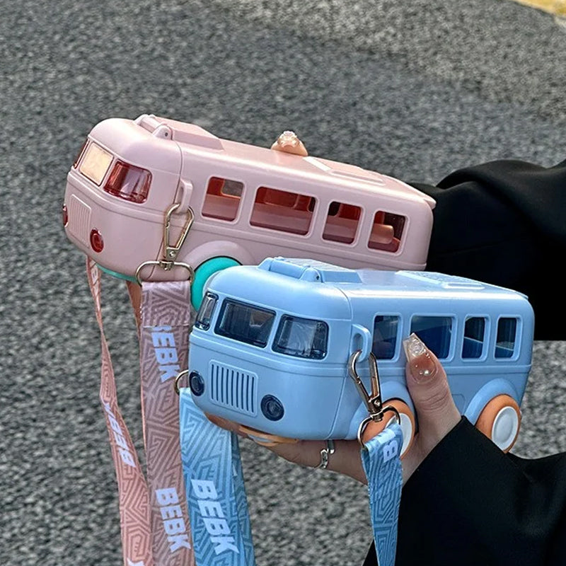 "Söt barnvattenflaska i bussform, färgglad och lekfull design, perfekt för hydrerande äventyr och utomhuslek."