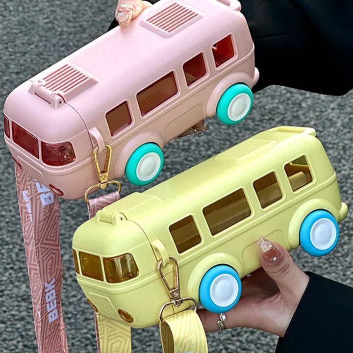 "Söt barnvattenflaska i bussform, färgglad och lekfull design, perfekt för hydrerande äventyr och utomhuslek."