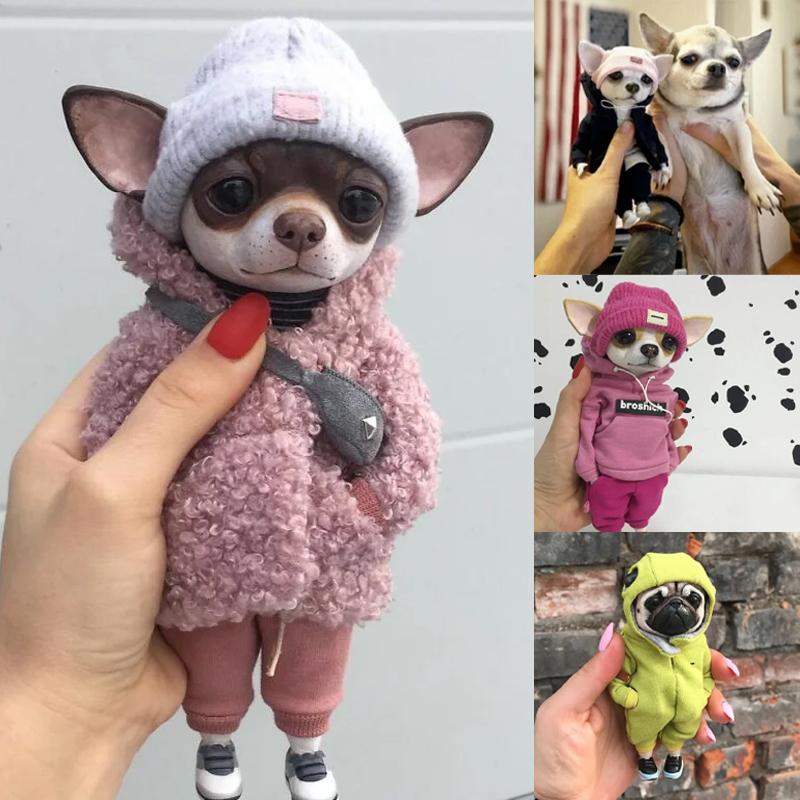 "Söt harts djurskulptur av hundraser som chihuahua och mops, detaljerad i modekläder, perfekt som hemaccessoar."
