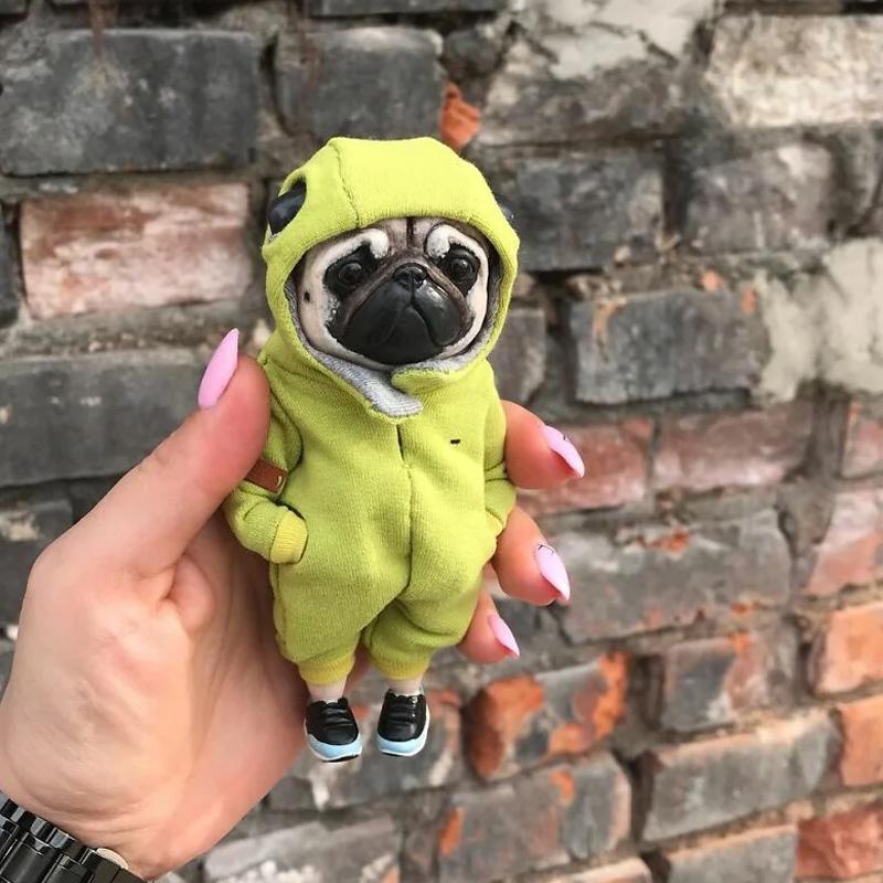 "Söt harts djurskulptur av hundraser som chihuahua och mops, detaljerad i modekläder, perfekt som hemaccessoar."