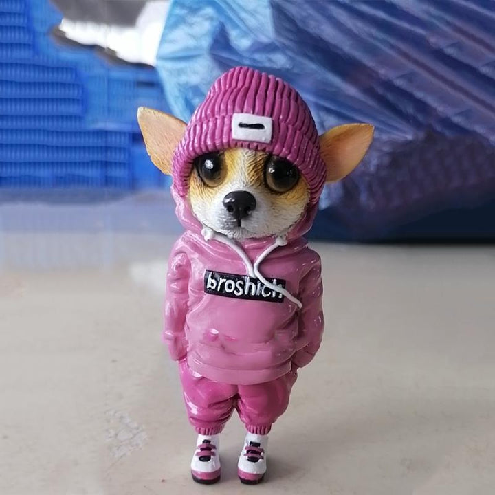 "Söt harts djurskulptur av hundraser som chihuahua och mops, detaljerad i modekläder, perfekt som hemaccessoar."