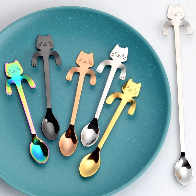 "Söt katt design dessertsked i rostfritt stål, perfekt för hushåll, med flerfärgad, lekfull tecknad kattdesign."
