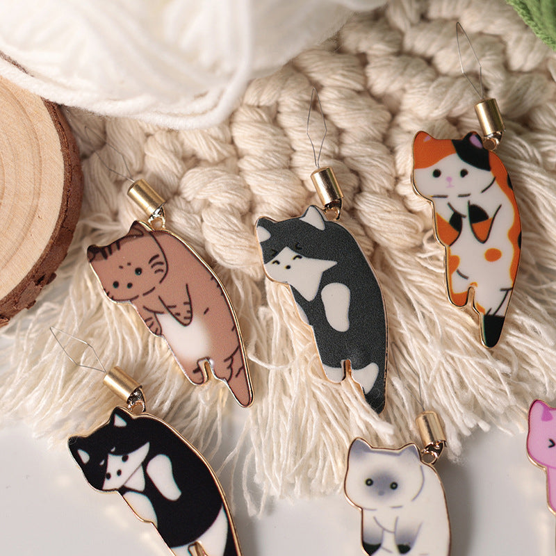 "Söt katt nålgängare i olika färger för enkel nålträdning, funktionell och stilfull accessoar för broderi."