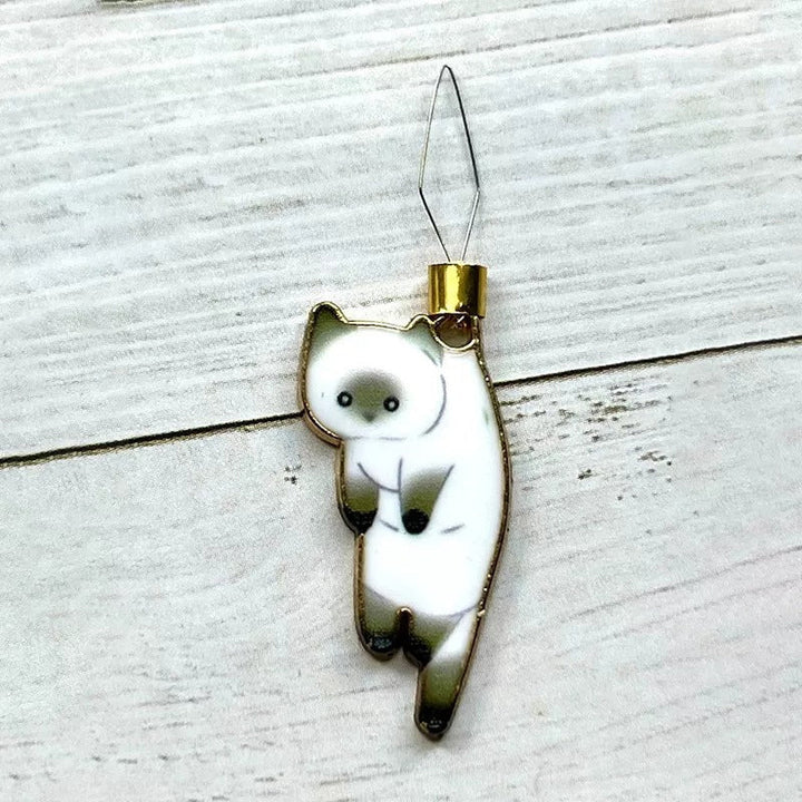 "Söt katt nålgängare i olika färger för enkel nålträdning, funktionell och stilfull accessoar för broderi."