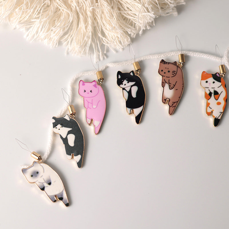 "Söt katt nålgängare i olika färger för enkel nålträdning, funktionell och stilfull accessoar för broderi."