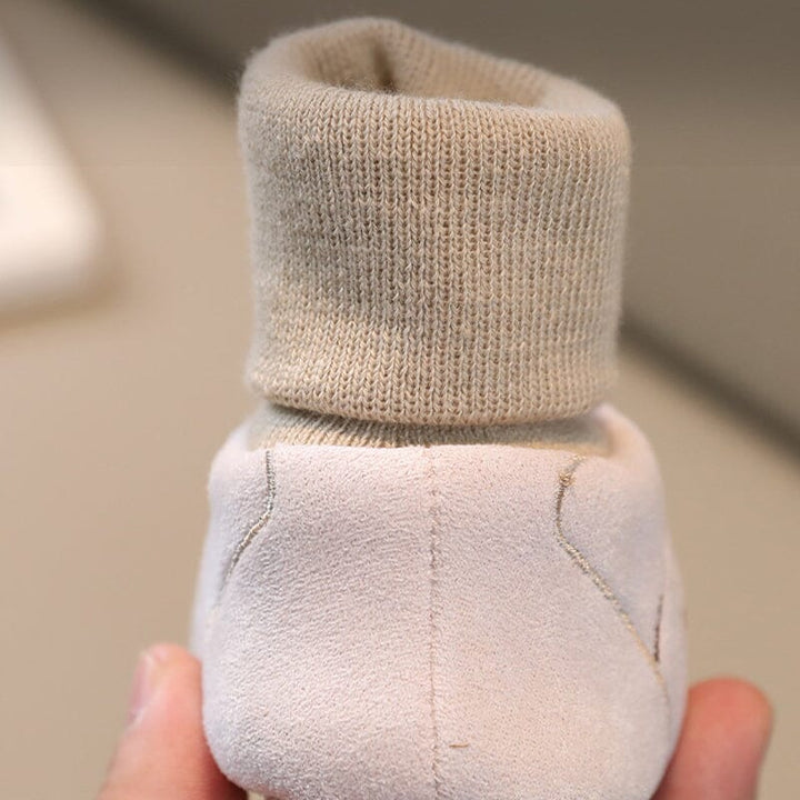 "Söta barn vinterskor med elastisk design och rosa färg, samt mjukt bomullsfoder för komfort och värme."