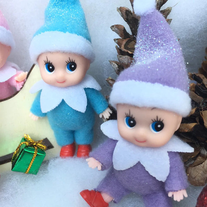 "Söta julnissebebisdockor i färgglada juldräkter, perfekt för dekoration och lek, 10 cm höga av tyg och plast."