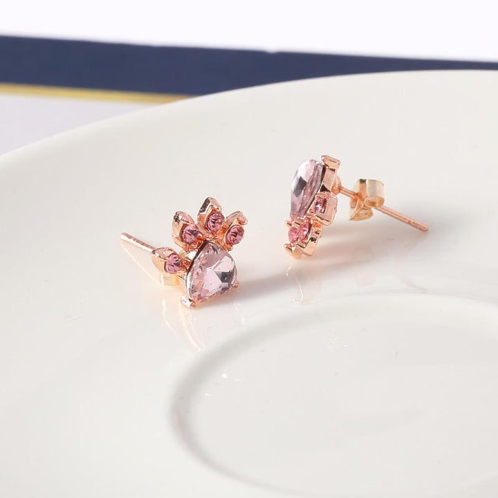 "Söta rosa guldfyllda katt tass örhängen, roséguld finish med kubisk zirconia för kvinnor, elegant och lekfull design."