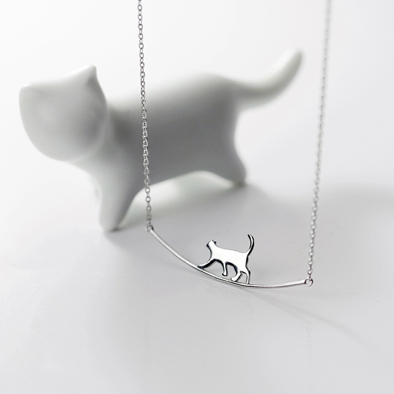 "Sött halsband med gående katt i guld och silver, perfekt för alla åldrar. Kvinnors accessoar som utstrålar charm och elegans