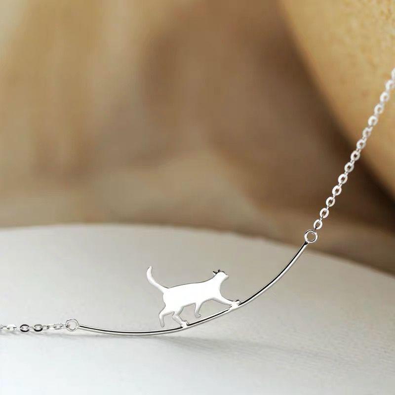 "Sött halsband med gående katt i guld och silver, perfekt för alla åldrar. Kvinnors accessoar som utstrålar charm och elegans