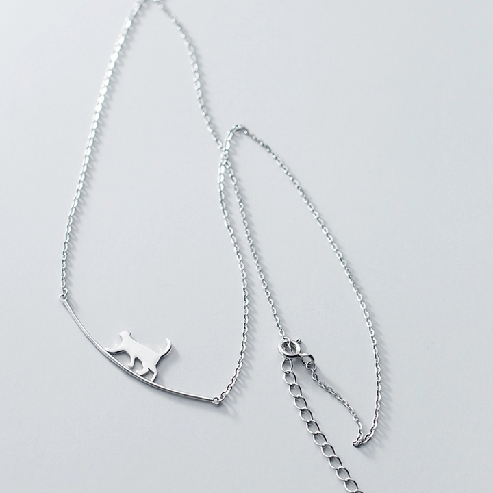 "Sött halsband med gående katt i guld och silver, perfekt för alla åldrar. Kvinnors accessoar som utstrålar charm och elegans