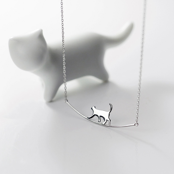 "Sött halsband med gående katt i guld och silver, perfekt för alla åldrar. Kvinnors accessoar som utstrålar charm och elegans