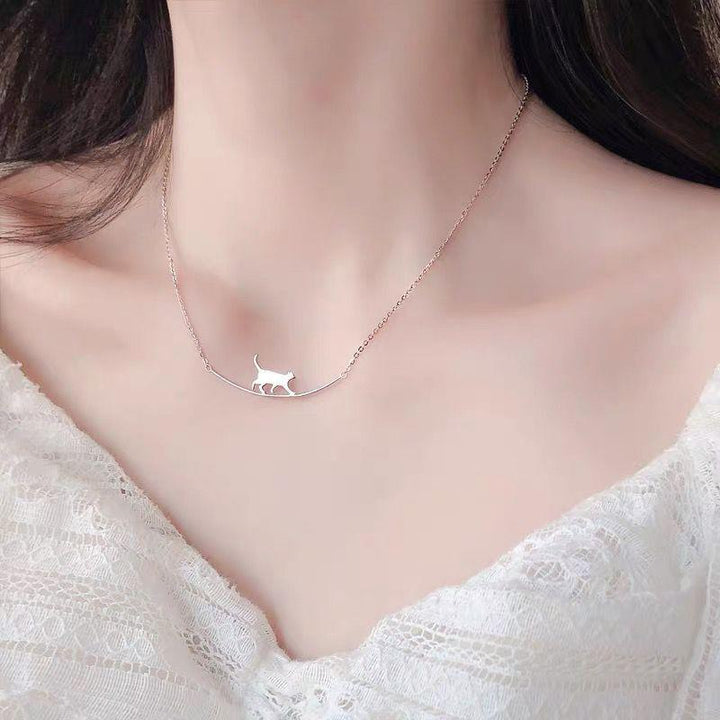 "Sött halsband med gående katt i guld och silver, perfekt för alla åldrar. Kvinnors accessoar som utstrålar charm och elegans