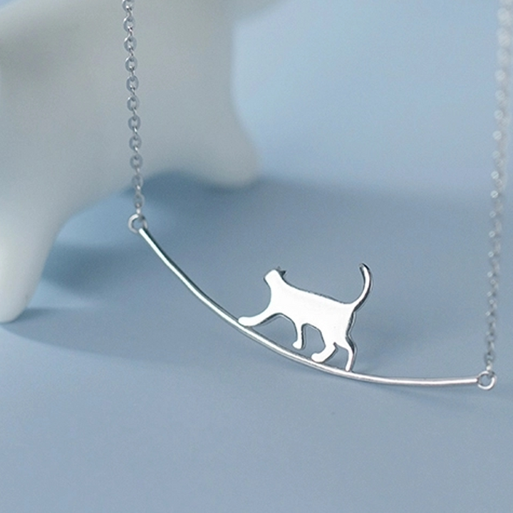 "Sött halsband med gående katt i guld och silver, perfekt för alla åldrar. Kvinnors accessoar som utstrålar charm och elegans