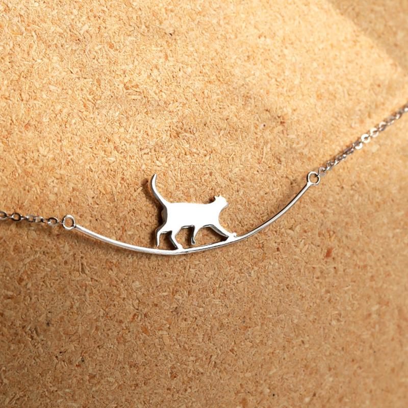 "Sött halsband med gående katt i guld och silver, perfekt för alla åldrar. Kvinnors accessoar som utstrålar charm och elegans