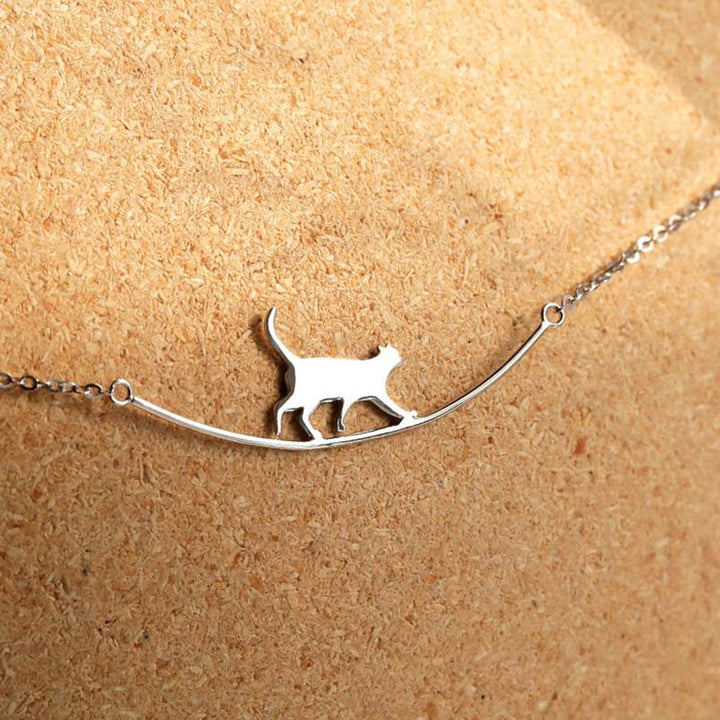 "Sött halsband med gående katt i guld och silver, perfekt för alla åldrar. Kvinnors accessoar som utstrålar charm och elegans