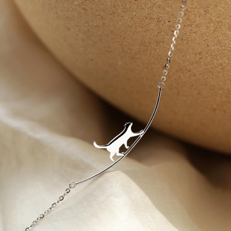 "Sött halsband med gående katt i guld och silver, perfekt för alla åldrar. Kvinnors accessoar som utstrålar charm och elegans
