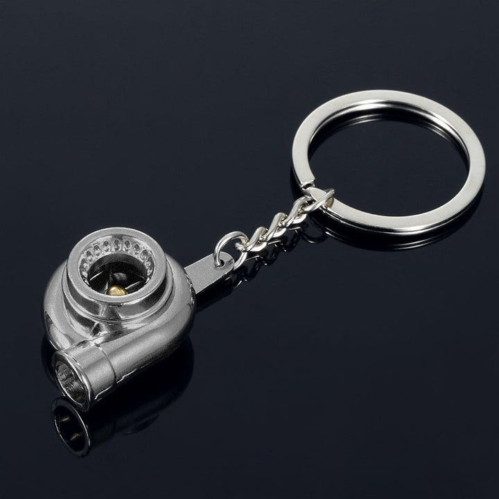 "Sportig mini turboladdare nyckelring i matt krommetall, elegant bilentusiast-tillbehör med unik design."