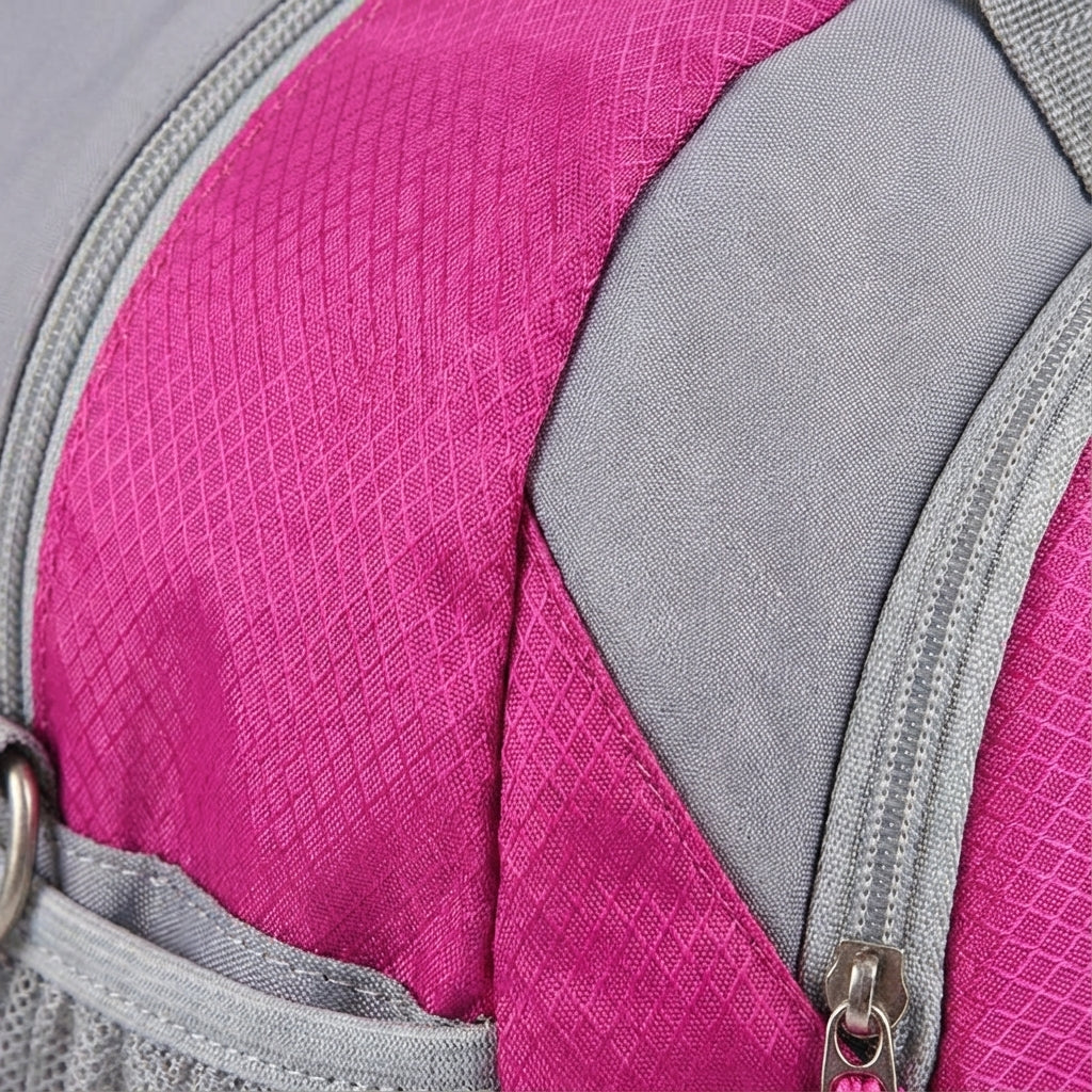 Kompakt duffelbag för handbagage, optimal sportväska för enkel packning vid korta resor eller gymmet.