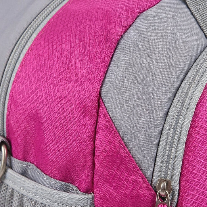 Kompakt duffelbag för handbagage, optimal sportväska för enkel packning vid korta resor eller gymmet.
