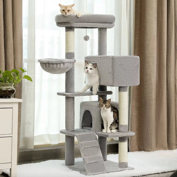 Katt sover bekvämt i mjuk plyschbädd på högsta nivån av stabilt klösträd. Lyxig viloplats för din katt.