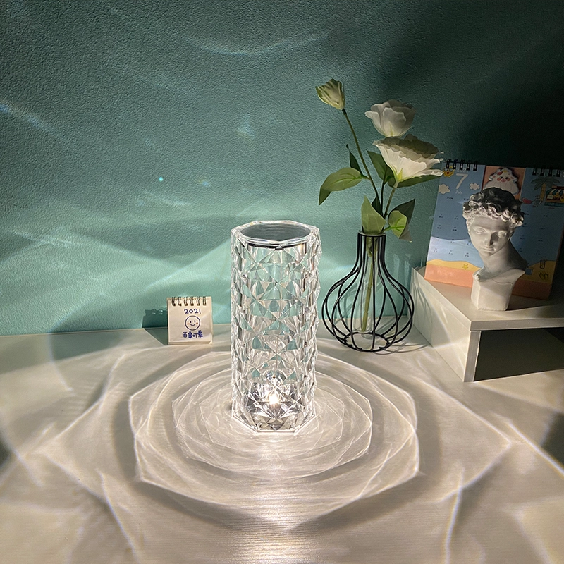 "Stämningsfull diamantformad bordslampa med justerbara ljuslägen, lyxig akryldesign och fascinerande ljusmönster."
