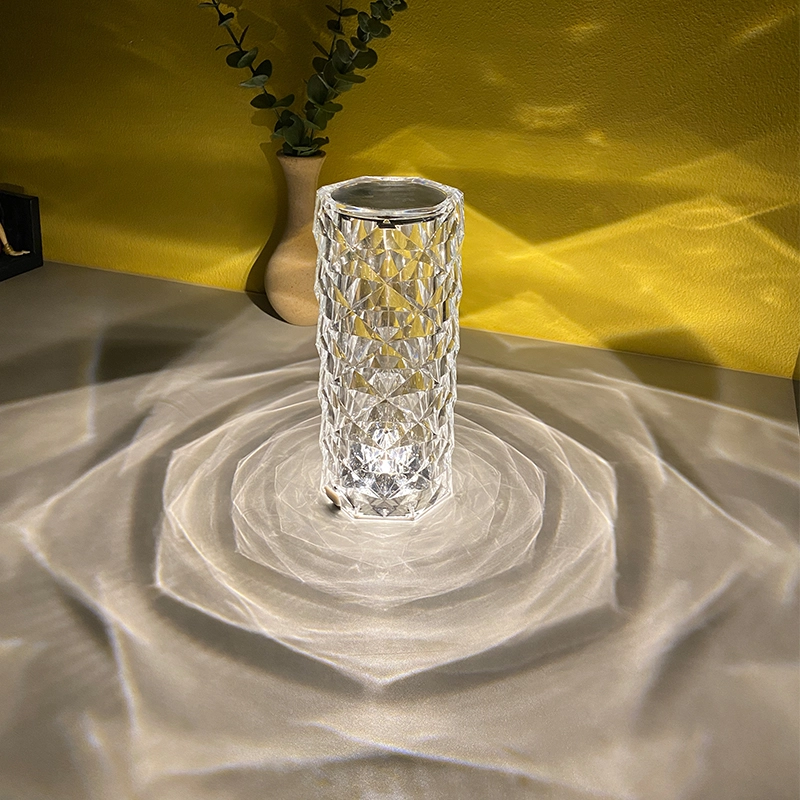 "Stämningsfull diamantformad bordslampa med justerbara ljuslägen, lyxig akryldesign och fascinerande ljusmönster."